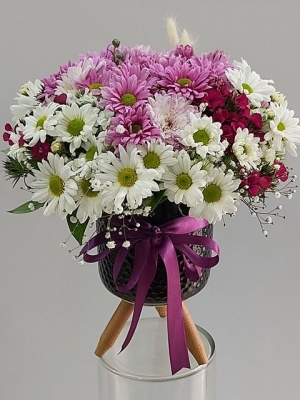 Ayaklı Vazoda Renkli Kır Çiçekleri